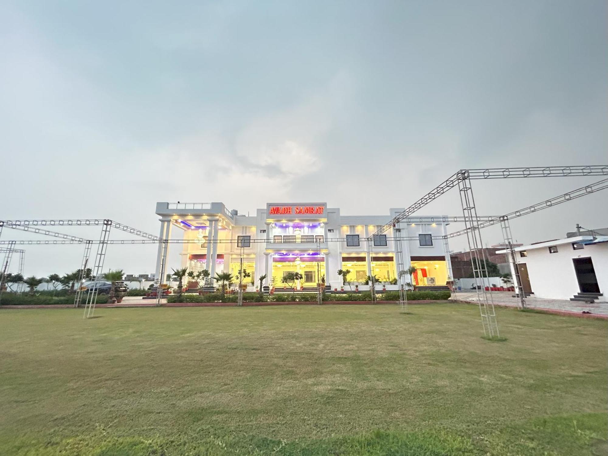 Awadh Samrat Resort Ayodhya Zewnętrze zdjęcie
