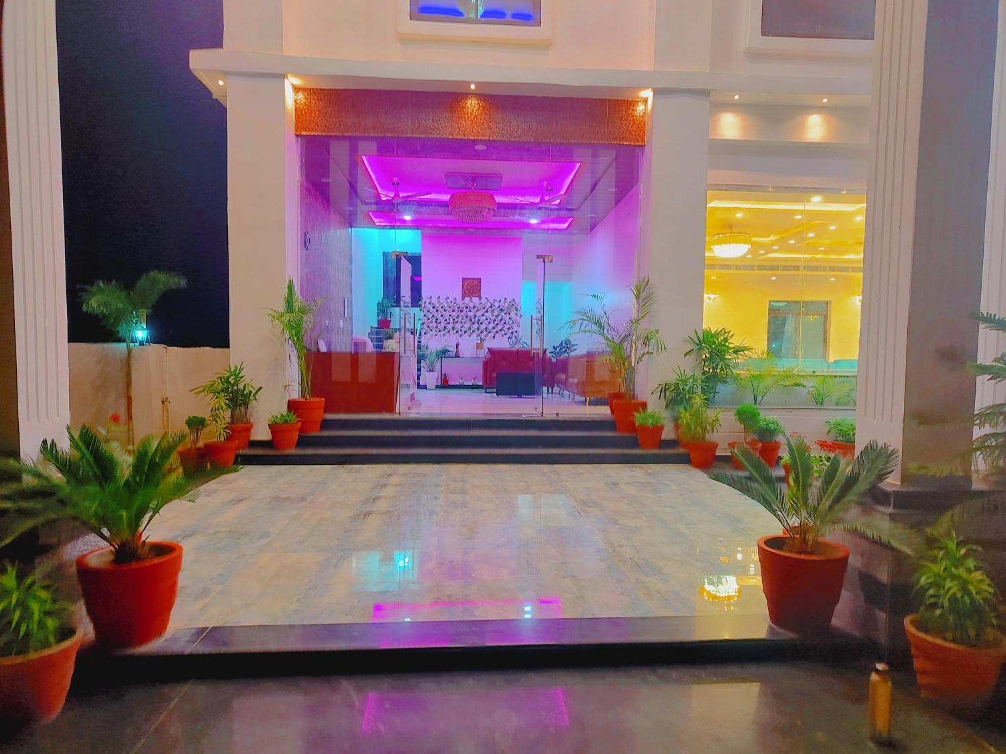 Awadh Samrat Resort Ayodhya Zewnętrze zdjęcie