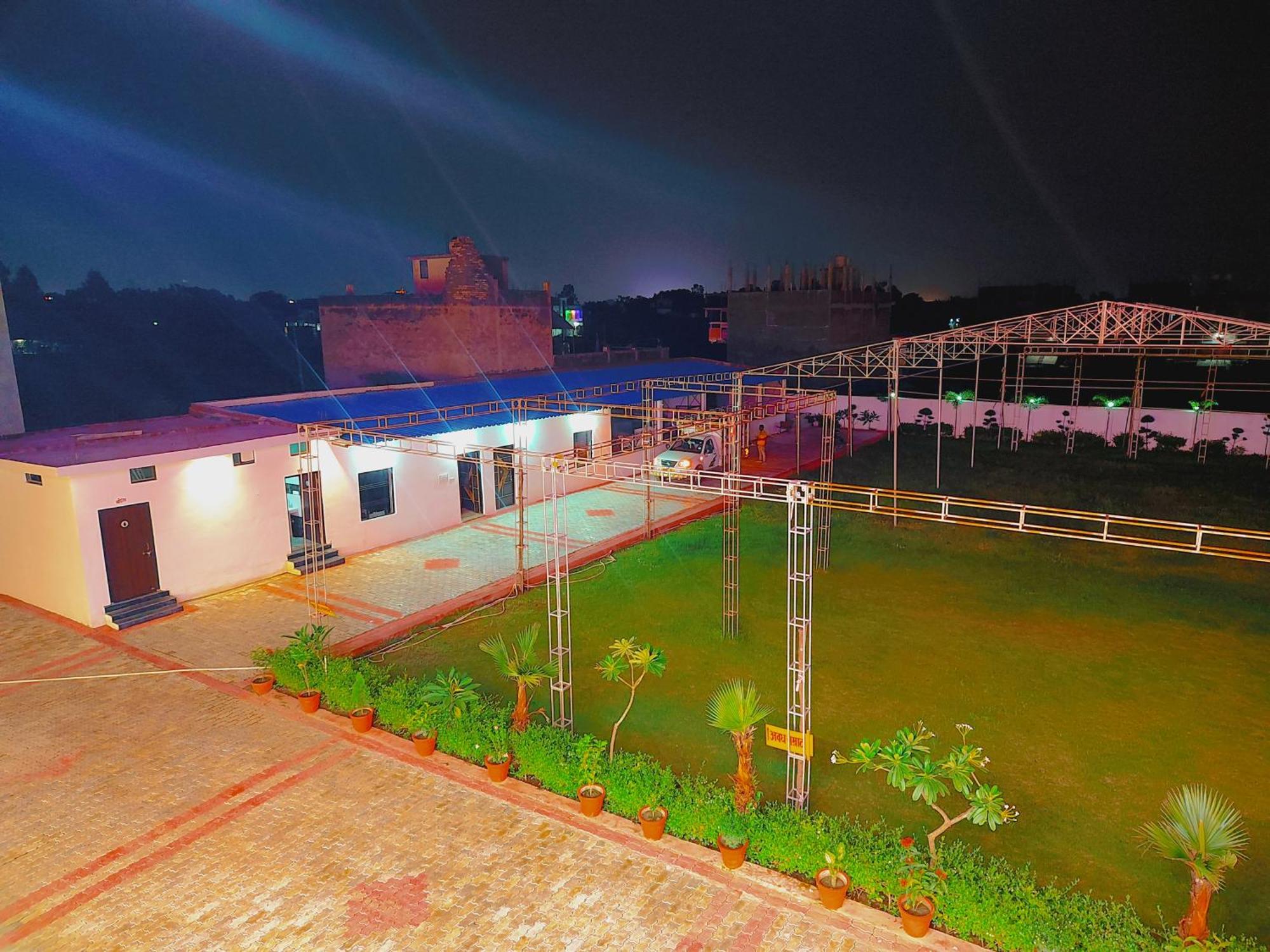 Awadh Samrat Resort Ayodhya Zewnętrze zdjęcie