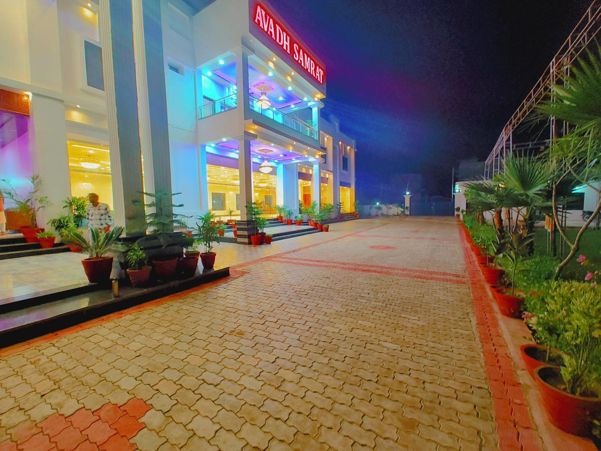 Awadh Samrat Resort Ayodhya Zewnętrze zdjęcie