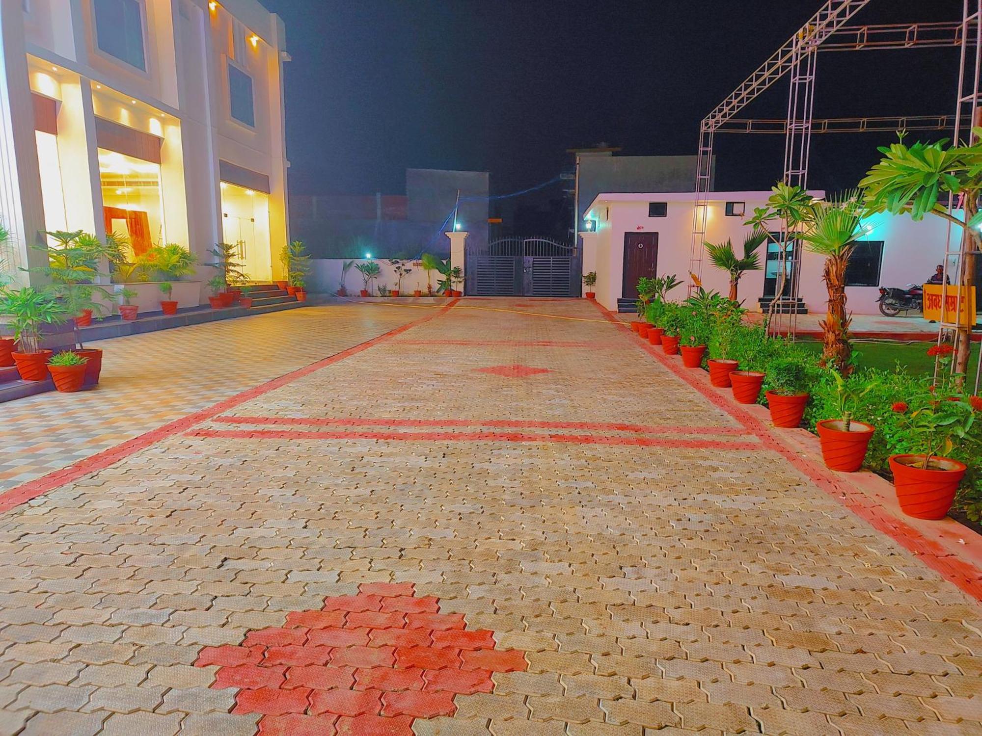 Awadh Samrat Resort Ayodhya Zewnętrze zdjęcie