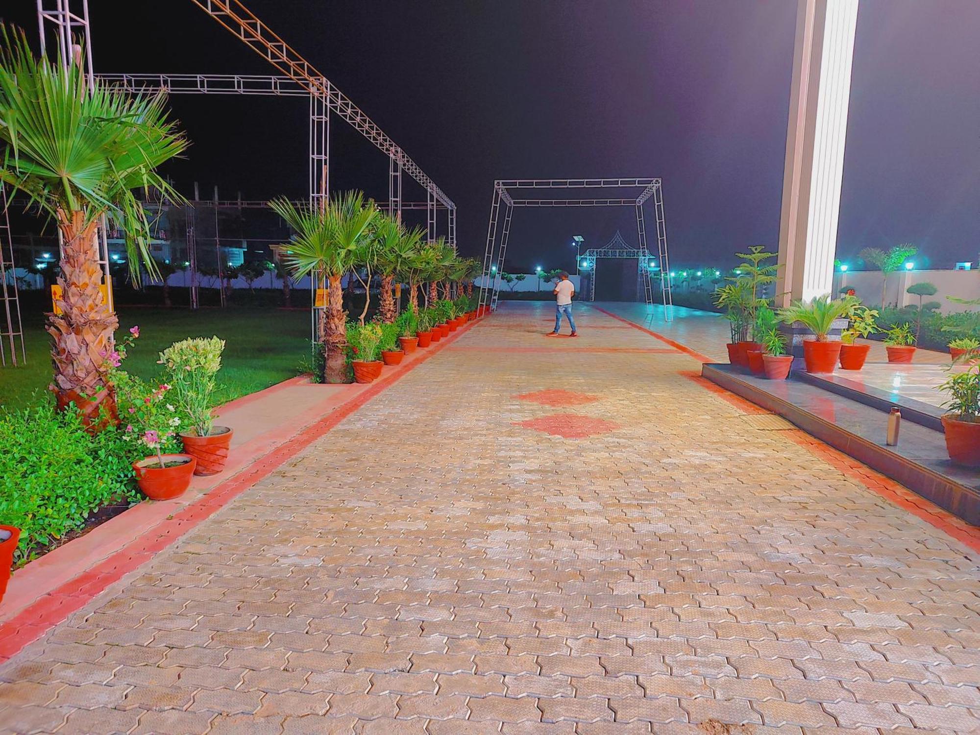 Awadh Samrat Resort Ayodhya Zewnętrze zdjęcie