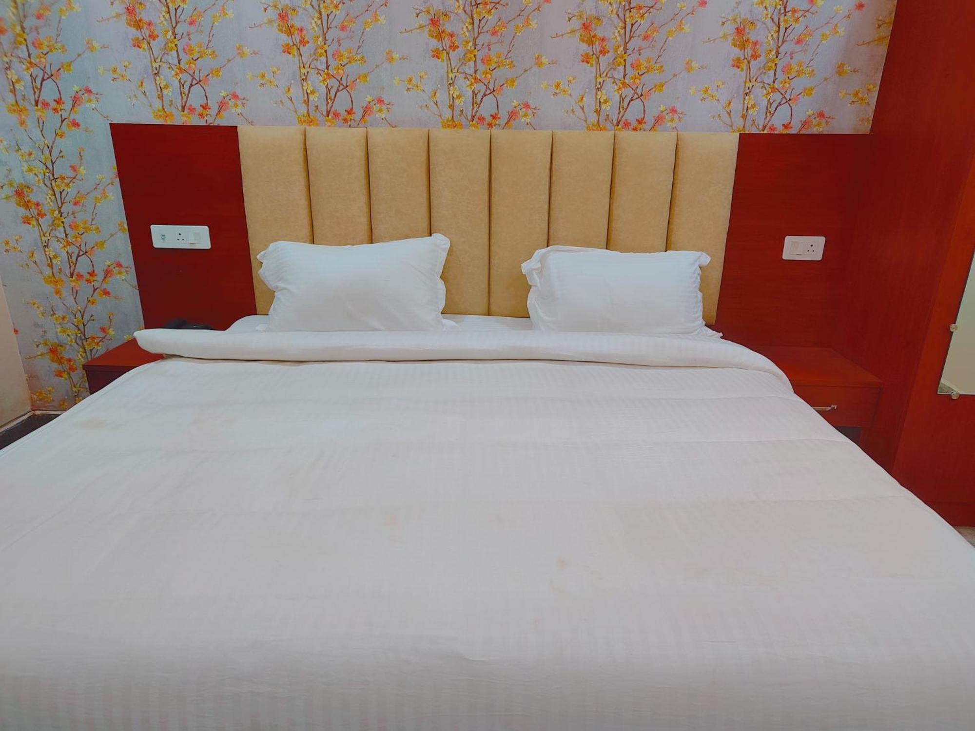 Awadh Samrat Resort Ayodhya Zewnętrze zdjęcie
