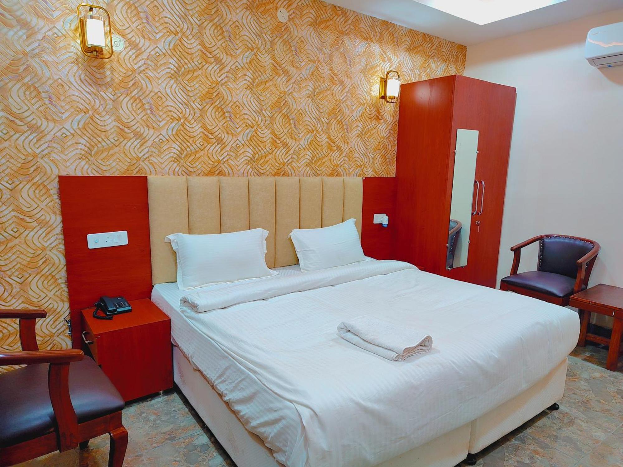 Awadh Samrat Resort Ayodhya Zewnętrze zdjęcie