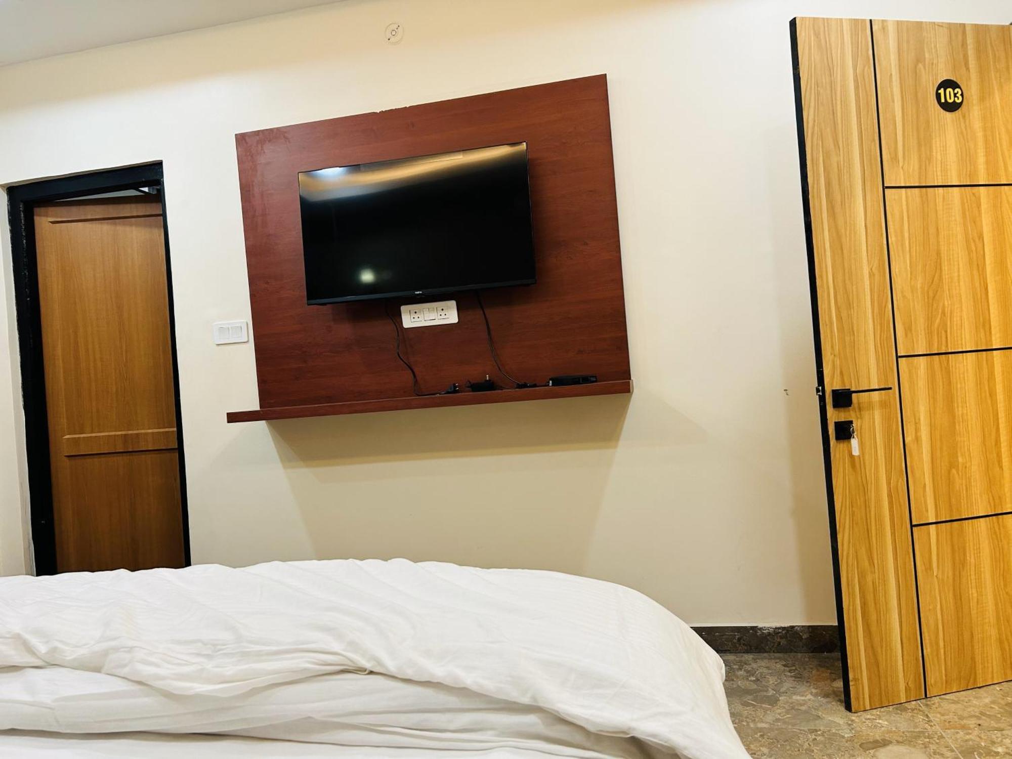 Awadh Samrat Resort Ayodhya Zewnętrze zdjęcie