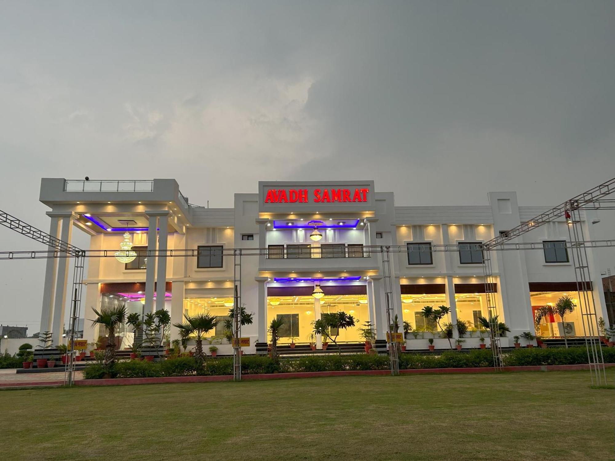 Awadh Samrat Resort Ayodhya Zewnętrze zdjęcie