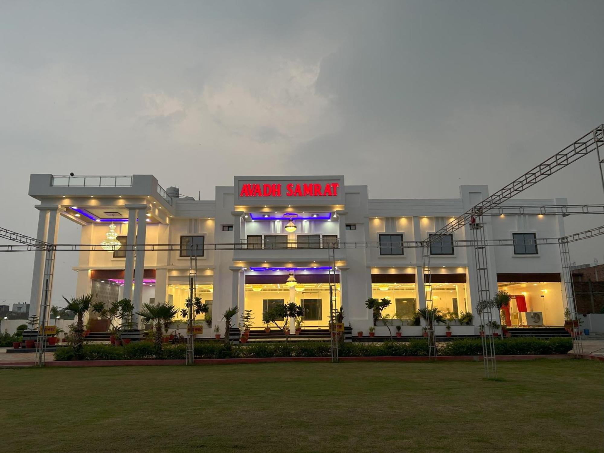 Awadh Samrat Resort Ayodhya Zewnętrze zdjęcie