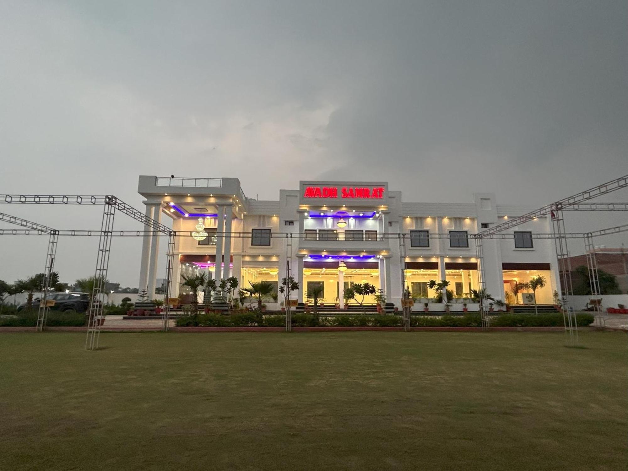 Awadh Samrat Resort Ayodhya Zewnętrze zdjęcie