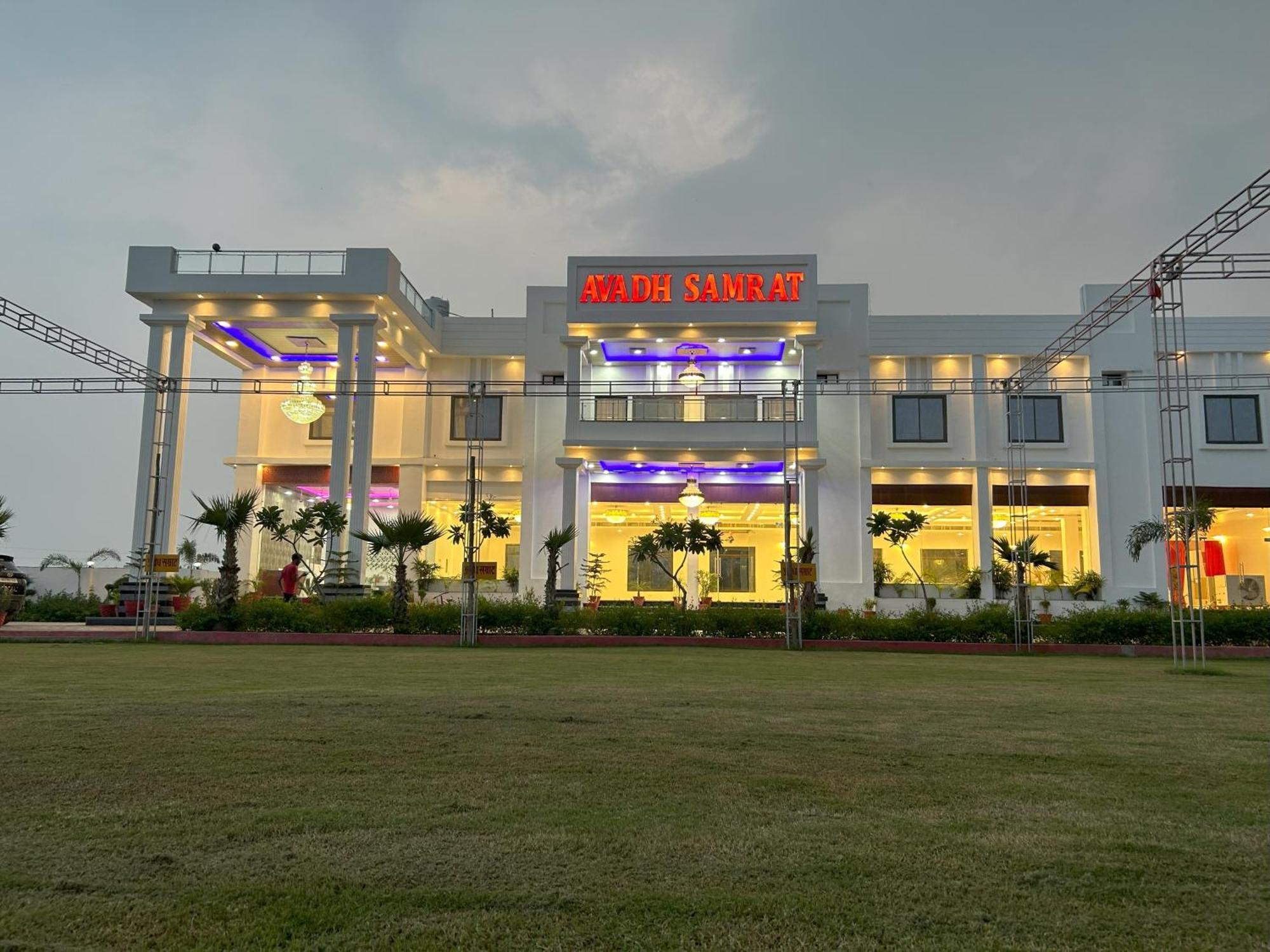 Awadh Samrat Resort Ayodhya Zewnętrze zdjęcie